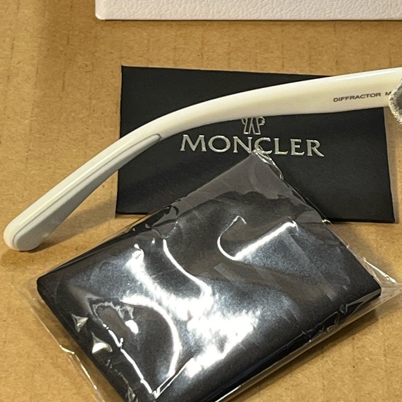 Authentic Moncler Diffractor Smoke Silver Flash oversized Unisex sun glasses - Picture 9 of 12